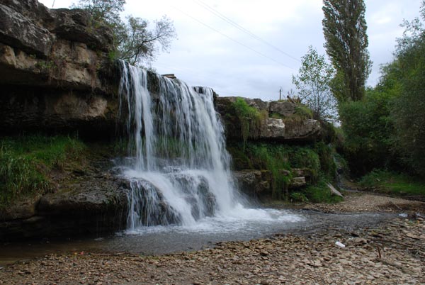 Один из водопадов города Кисловодск - это Лермонтовский водопад.