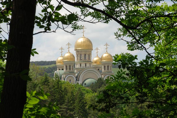 Вид на Кисловодский храм из парка.